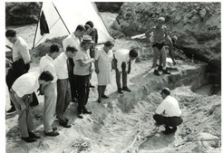 Picture of the graveyard’s archaeological excavation during the visit of a delegation of the district of Upper Bavaria. The excavation started more than 50 years ago.