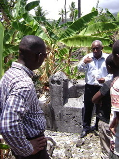 Ibouroi Ali Tabibou at a ‘Portuguese’ grave, Buuni, Hamahame, Ngazidja