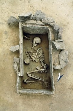 Burial of a young woman inside a carefully built stone cist, Rothenschirmbach, distict Mansfeld-Südharz, Saxony-Anhalt