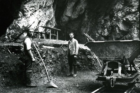 Excavations at the entrance of Hohlenstein-Stadel cave in 1937, the year when the Neanderthal femur was discovered.