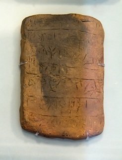 Linear A Inschrift auf einer Tontafel von der Insel Kreta, vermutlich 15. Jahrhundert vor unserer Zeitrechnung (Archäologisches Museum Iraklio, Kreta)