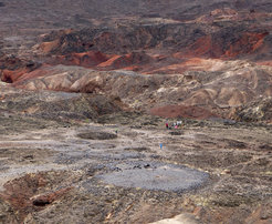 Blick auf die Begräbnisstätte Lothagam North, Kenia, die von den ersten Hirten Ostafrikas vor etwa 5000 Jahren errichtet wurde. Megalithen, Steinkreise und Steinhaufen flankieren die Plattform mit einem Durchmesser von etwa 30 Metern, in deren Leichenhöhle schätzungsweise mehr als 500 Individuen dicht gedrängt beerdigt wurden.