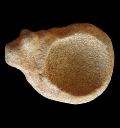 Steinpalette in Form eines Rindes aus der Begräbnisstätte Lothagam North, Kenia