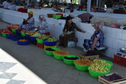 Frauen verkaufen Früchte auf dem Buchara-Basar in Usbekistan. Viele der heute in der Region angebauten Obstsorten ähneln wahrscheinlich den Früchten, die entlang der mittelalterlichen Seidenstraße angebaut wurden.