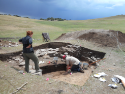 Die Ausgrabungen an der archäologischen Stätte Ort Tashbulak werden gemeinsam von Michael Frachetti und Farhad Maksudov geleitet wird in den kommenden Jahren fortgeführt.