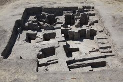 Die in dieser Studie untersuchten Scherben stammen aus den Gebäudeverfüllungen von Trench 5 auf dem Çatalhöyük West Mound. Diese Verfüllungen datieren in ein relative enges Zeitfenster zwischen ca. 5900-5800 v.Chr. und damit in die letzte Besiedlungsphase des Fundorts.