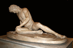 "The Dying Galatian", römische Marmorstatue aus dem 1. Jahrhundert vor unserer Zeitrechnung, die den heldenhaften Tod eines keltischen Kriegers darstellt und die Wechselwirkungen zwischen Kelten, Griechen und Römern während des 3. Jahrhunderts unserer Zeitrechnung belegt.