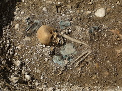 High-status and non-local female burial from the site of Kleinaitingen “Gewerbegebiet Nord”. The head dress and the burial rite reflect local traditions, but the isotopic values are proof of foreign origin. The woman is one of the richest burials known from southern Germany.