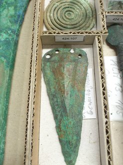 Ornamented dagger from a male burial from the site of Kleinaitingen “Gewerbegebiet Nord”. His brother was buried in the neighboring grave, also equipped with a dagger.