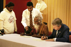 Chief Uruwarige and the Principal of the University of Edinburgh formally signing for the transfer of the ancestral remains of the Wanniaylaeto for return to Sri Lanka.