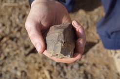 Gesteinsbrocken mit Abschlagkanten. Das Artefakt wurde im Rahmen der Studie in Laminia, Senegal, gefunden.