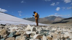 Archäologische Untersuchung am Rande eines Eisfeldes im Altai-Gebirge.