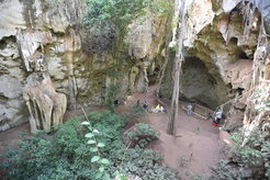 Die Pangy ya Saidi-Höhle an der Küste Kenias. In der durch Bohlen abgesicherten Grube im Vordergrund wurde die 78 000 Jahre alte Bestattung eines Kindes entdeckt.
