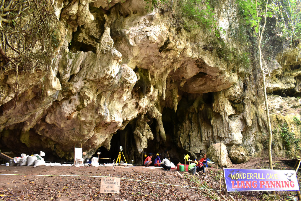 Forscher vor Höhle Leang Panninge (‘Fledermaushöhle‘) auf der südlichen Halbinsel von Sulawesi, Indonesien