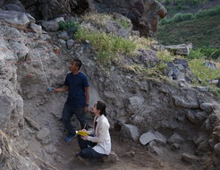 Dr. Maria Antonosyan und Dr. Noel Amano bei Ausgrabungen an der Yeghegis-1-Stätte in Armenien.