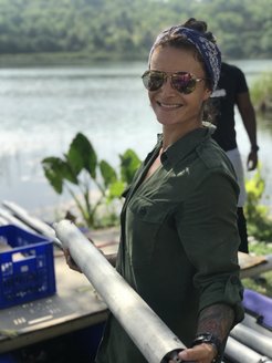Forschungsgruppenleiterin Yoshi Maezumi bei der Bergung von Sedimenten aus einem See, Jamaika