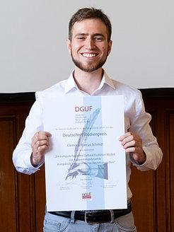 Clemens Schmid with his award from the DGUF
