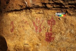 Diese Höhlenmalereien, die der paläolithischen Kunst nachempfunden sind, stammen nachweislich aus dem letzten Jahrhundert