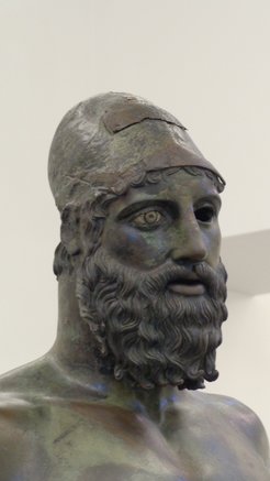 Die Bronzestatuen von Riace (Krieger von Riace) aus dem 5. Jahrhundert vor Chr., die nahe der Stadt Reggio Calabria gefunden wurden, wurden zum Symbol für die Anwesenheit der Griechen in Süd-Italien. (Museo nazionale della Magna Grecia, Reggio Calabria).